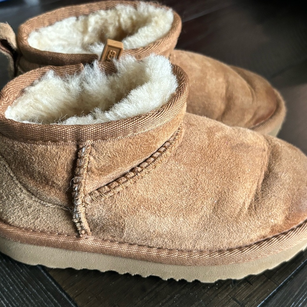 UGG toddler girl’s ankle boots sz 9  brown